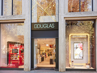 Außenansicht des DOUGLAS Luxus Stores in Düsseldorf auf der Königsallee