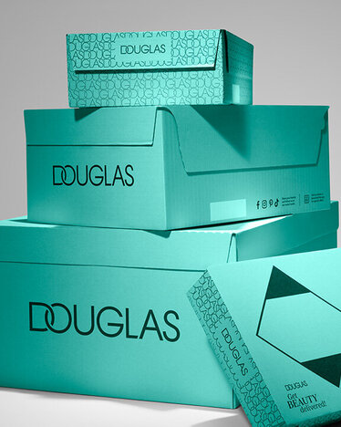 Mehrere mintfarbene gestapelte DOUGLAS Pakete
